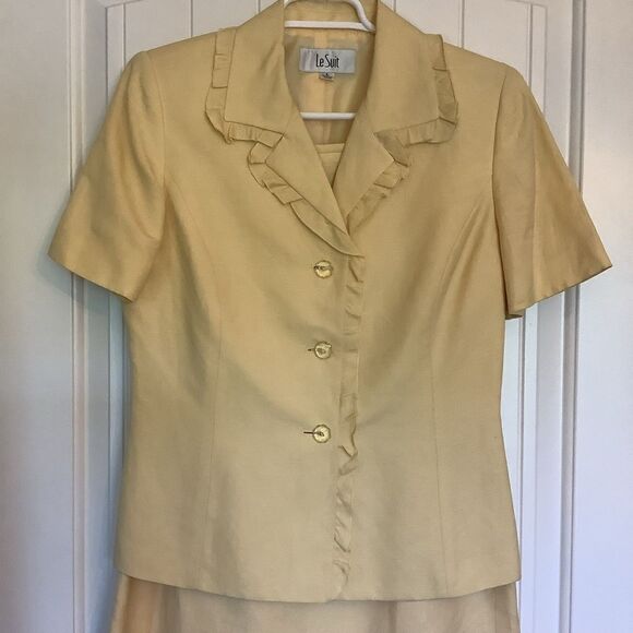 Le Suit Yellow Linen Suit 🐇😎💛 - Picture 2 of 7